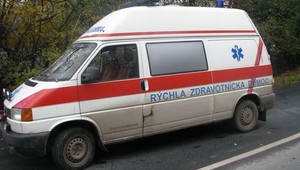 Nehorázne! Opitý vodič sanitky havaroval