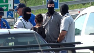 Kukláči zasahovali na R1. Dvojici nasadili putá