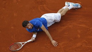 Nechutná výmena na Roland Garros! Jeden zvracal, druhý sa zvíjal v kŕčoch