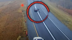 VIDEO: Tínedžer vypadol vo vysokej rýchlosti z auta