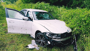 Mladý vodič dostal šmyk a prerazil zvodidlá. Zraneniam na mieste podľahol