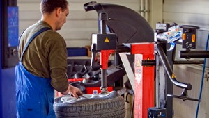 Odborník radí, ako správne pripraviť auto na zimu: Ako vám môže Kriváň pomôcť pri kontrole pneumatík?