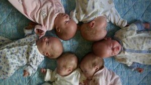 Predčasne narodené šestorčatá bojujú o život