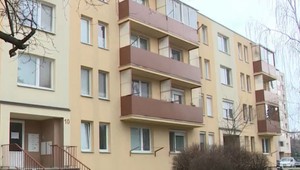 Alkohol, neporiadok a zúfalý KRIK.  V byte našli opitých dospelých a zranené dieťa