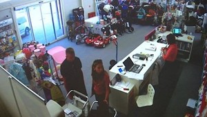 Zlodejov luxusného kočíka spoznali ľudia, predajca im ďakuje