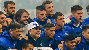 Maradona trénoval z trónu, vydržal len tri mesiace