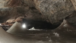 Ľad na ktorom trénovali hokejisti, či Karol Divín. Dobšinská ľadová jaskyňa je dobrým tipom ako sa schladiť