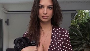 Emily Ratajkowski presvitá cez jej priehľadný top bradavka