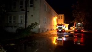 Dážď a silný vietor premiestňoval plechy zo strechy