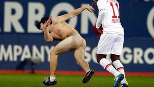 VIDEO: Naháč zabával na zápase Bundesligy v Augsburgu!