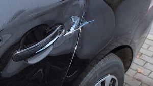 Oškriete niekomu auto na parkovisku? Polícia dáva kompletný návod, čo v takejto situácii robiť