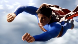 Lietajúci Superman na pláži. Ľudia uverili, že hrdina ožil