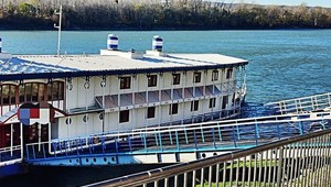 Polícia pomáhala potápajúcej sa lodi na nábreží Dunaja