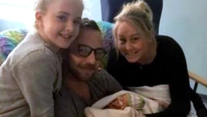 Hviezdny spevák na dne! Svoju 45-ročnú partnerku a matku ich dvoch detí našiel doma mŕtvu!