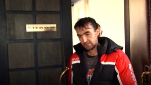 Z pohrebu kamaráta si to namieril priamo do krčmy. Potom začal vykrikovať nacistické pozdravy