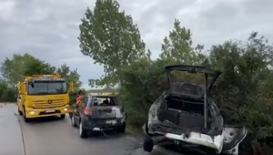 Po nehode skončili dve autá v plameňoch. V oboch sa nachádzali aj deti