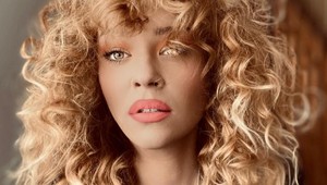 Má nepočujúcich rodičov. Ona ale počuje dobre a navyše spieva ako BOHYŇA