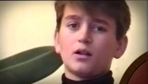 Jako dítě pásl krávy, dnes je TOP hvězdou: Poznáváte tohoto zachmuřeného kluka?