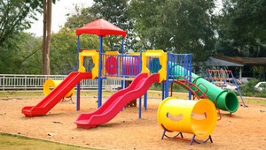 Muž pri detskom ihrisku ohrozoval dieťa palicou