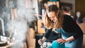 Je krásna, je mladá a vyrába klobúky. Vy ste o nej ešte nepočuli?