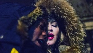 Madonna si uctila obete parížskych útokov akustickým koncerton na námestí