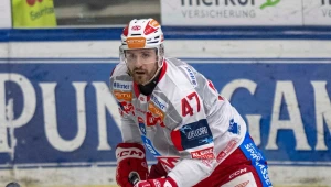 Hokejista skolaboval počas zápasu, museli ho oživovať