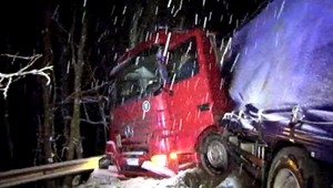 Kamionista išiel po zasneženej ceste na letných gumách, havaroval