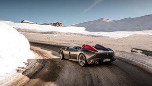 Takto vyvetráte svoje Ferrari bez strechy na zasneženej horskej ceste