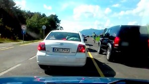 Netrpezlivý šofér obiehal kolónu cez cyklopruh