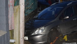 Len 15-ročný mladík ukradol auto, opil sa a následne nabúral