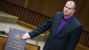 Kotlebovmu poslancovi Krupovi zobrali zbrane aj zbrojný preukaz