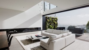 Tento dom je postavený na minimálnom priestore, napriek tomu je úžasne priestranný