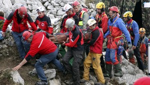 Záchranári vytiahli muža po dvanástich dňoch z jaskyne