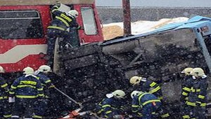 Tragédia! V Polomke sa zrazil vlak s autobusom, najmenej 12 mŕtvych