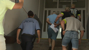 Legendami chcel okradnúť dôchodkyňu. Podvodník však miesto peňazí získal putá