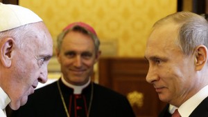 Pápež dohováral Putinovi. Daroval mu talizman