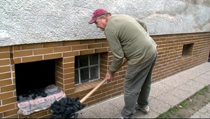 Ľudia nemajú peniaze, kúria radšej drevom a uhlím