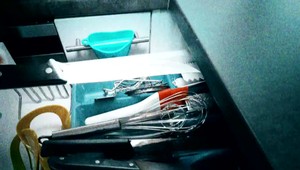 Manželské nezhody vyústili do hádky: Muž  začal ženu škrtiť. Tá ho nožom bodla do hrude