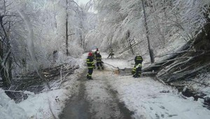 Východ zasiahla snehová kalamita. Na pomoc prišli hasiči, aj ľudia z okolitých dedín
