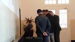 Chlapec(14), ktorý mal bodnúť svojho kamaráta, zostáva na slobode s týmito podmienkami