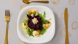 Carpaccio z pečenej cvikly s krémom z kozieho syra