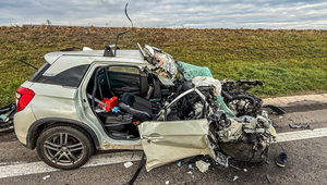 Po vážnej nehode pri Moldave nad Bodvou dve osoby s ťažkými zraneniami museli vyslobodiť