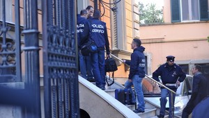 Počas stretnutia vlastníkov bytov muž vytiahol zbraň a spustil streľbu. O život prišli tri ženy