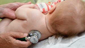 Nevyhnú sa mu ani zdravé deti: Lekári varujú pred nebezpečným vírusom