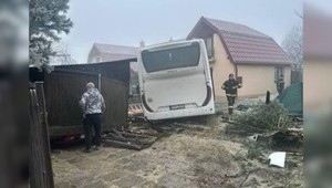 Autobus v Gerlachove zdemoloval ploty aj garáž. Vodič zišiel z cesty