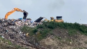 Preverujú skládkovanie na západe Slovenska: Príroda je zamorená plastovým odpadom