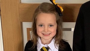 FOTO dievčatka po prvom dni v škole spôsobilo ošiaľ medzi rodičmi: Aj vy ste si svoje dieťa podobne nafotili?