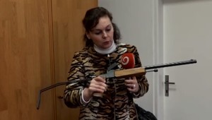 Policajtom na odchyt psov kúpili narkotizačnú zbraň. Nechcú ju používať