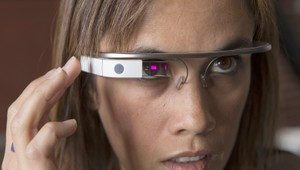 VIDEO. Žena vstúpila do baru s inteligentnými okuliarmi, napadli ju