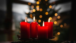 História adventného venca: sviečky majú určené farby. Viete, ktoré sú to a akú farbu má mať piata sviečka?